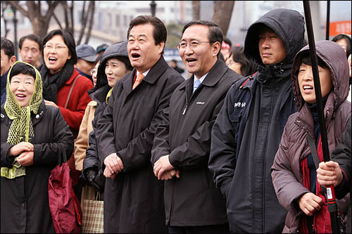 이날 대회에 참가한 노회찬 천영세 이영순 민주노동당 의원 등이 참가자들과 함께 '평등세상'을 외치고 있다.
 